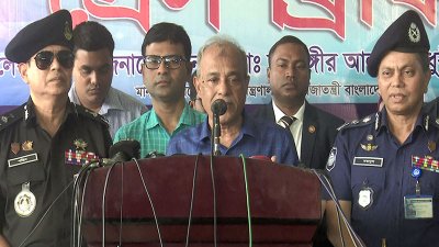 বরিশাল পুলিশ লাইন্সে আইনশৃঙ্খলা সংক্রান্ত মতবিনিময় সভা শেষে সাংবাদিকদের সঙ্গে কথা বলেন স্বরাষ্ট্র উপদেষ্টা