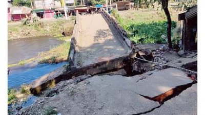 সেতু ধসে পড়ায় ছয় দিন ধরে যোগাযোগ বন্ধ রয়েছে