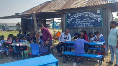 খোলা আকাশের নিচে রোদ-বৃষ্টিতে ভিজে কোনও রকমে বিদ্যালয়ের শিক্ষা কার্যক্রম চলছে