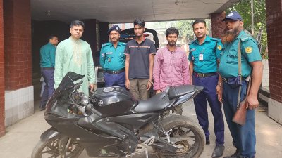 আটককৃতরা ও উদ্ধার হওয়া মোটরসাইকেল