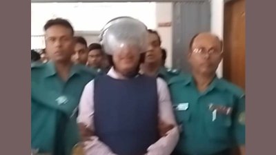 জাতীয় পার্টির প্রেসিডিয়াম সদস্য গোলাম কিবরিয়া টিপুকে আদালত থেকে কারাগারে নেওয়া হচ্ছে