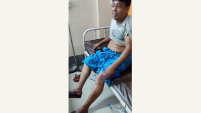 মুখোশধারীর গুলিতে আহত এক ব্যক্তি হাসপাতালে চিকিৎসা নিচ্ছেন