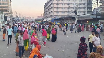টিএনজেড অ্যাপারেলস লিমিটেডের পাঁচটি কারখানার শ্রমিকরা বকেয়া বেতন-ভাতার দাবিতে গত শনিবার সকাল থেকে সোমবার রাত ১০টা পর্যন্ত ঢাকা-ময়মনসিংহ মহাসড়ক অবরোধ করেন