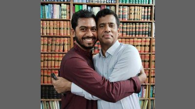 চিফ প্রসিকিউটর মোহাম্মদ তাজুল ইসলামের সঙ্গে নুরুল হক নুর (ছবি: সংগৃহীত)