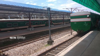 চট্টগ্রাম-কক্সবাজার রুটে চলাচল করা কক্সবাজার স্পেশাল ট্রেনটি চট্টগ্রামে পৌঁছাতে দেরি হলেই যাত্রীদের তোপের মুখে পড়তে হয় রেলওয়ের কর্মকর্তাদের