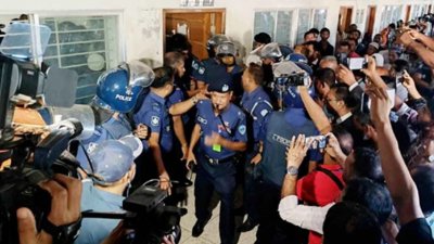 শুক্রবার দুপুরে কুমিল্লার সিনিয়র জুডিশিয়াল ম্যাজিস্ট্রেট আদালতের বিচারক ফারহানা সুলতানা তিন জনকে কারাগারে পাঠানোর নির্দেশ দিয়েছেন