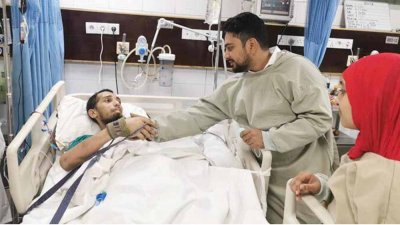 হাসপাতালে চিকিৎসাধীন কাজলকে দেখতে যান ডাক, টেলিযোগাযোগ ও তথ্যপ্রযুক্তি উপদেষ্টা নাহিদ ইসলাম