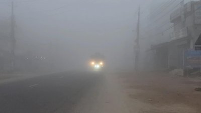 যানবাহন চলছিল হেডলাইট জ্বালিয়ে, সাবধানে