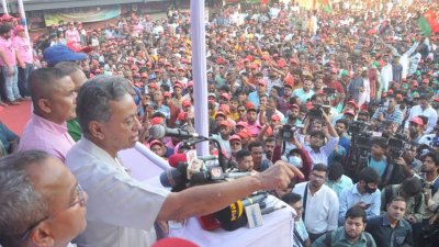 শনিবার চট্টগ্রাম নগরের ষোলশহরের বিপ্লব উদ্যানে যুবদলের দিনব্যাপী কর্মসূচির অংশ হিসেবে সমাবেশে বক্তব্য রাখেন বিএনপির স্থায়ী কমিটির সদস্য আমির খসরু মাহমুদ চৌধুরী