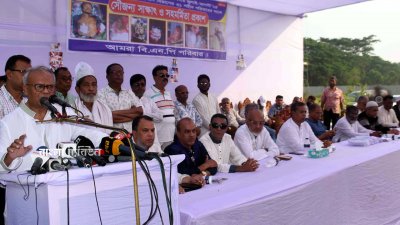 শনিবার বরিশালের জাহাঙ্গীর হোসেন মোল্লা কলেজ প্রাঙ্গণে সহায়তা প্রদান অনুষ্ঠানে বক্তব্য রেখেছেন বিএনপির সিনিয়র যুগ্ম মহাসচিব রুহুল কবির রিজভী