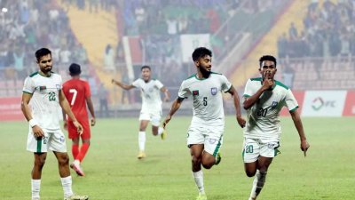 জনির গোলের পর উদযাপন