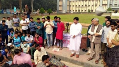 আন্দোলনে বসা শিক্ষার্থীদের অনশন ভাঙেন উপাচার্যসহ শিক্ষকরা