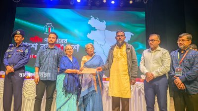 শনিবার দুপুরে রংপুর জেলা শিল্পকলা একাডেমি মিলনায়তনে ‘শহীদ পরিবারের পাশে বাংলাদেশ’ শীর্ষক অনুষ্ঠানে ৪৪ পরিবারের মাঝে চেক বিতরণ করেন উপদেষ্টা শারমীন এস মুরশিদ