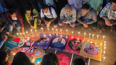 সড়ক দুর্ঘটনায় নিহতদের স্মরণে ‘ওয়ার্ল্ড ডে অব রিমেমব্রেন্স ফর রোড ট্রাফিক ভিক্টিমস’ দিবস উপলক্ষে মোমবাতি প্রজ্বলন