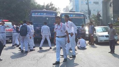 হুঁশিয়ারি দিয়ে সড়ক ছাড়েন রেসিডেন্সিয়াল কলেজের শিক্ষার্থীরা
