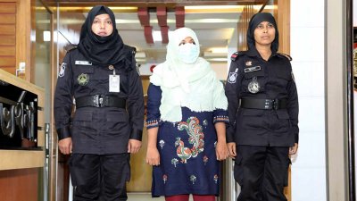 র‌্যাবের হাতে গ্রেফতারের পর অপহরণকারী ফাতেমা আক্তার শাপলা