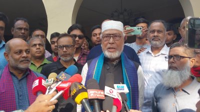 সাংবাদিকদের সঙ্গে কথা বলছেন কৃষক শ্রমিক জনতা লীগের সভাপতি বঙ্গবীর আব্দুল কাদের সিদ্দিকী