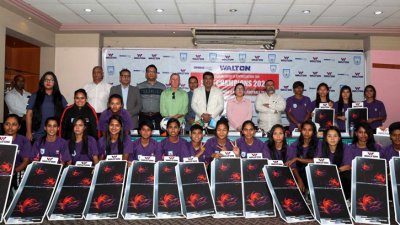 নারী ফুটবল দলকে ওয়ালটনের সম্মাননা
