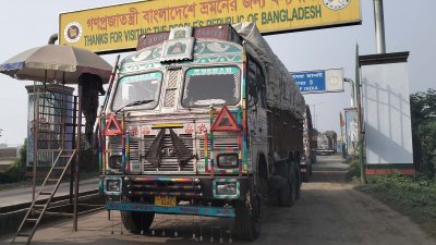 ভারত থেকে তিনটি ট্রাকে চালের প্রথম চালান এসেছে বেনাপোলে