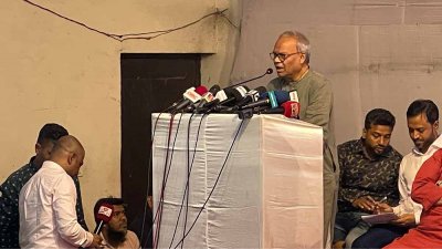 সভায় বক্তব্য রাখছেন রুহুল কবির রিজভী