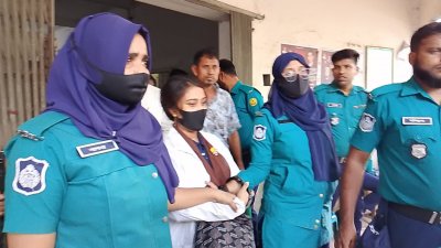 পুলিশের হাতে আটক ভুয়া চিকিৎসক পাপিয়া আক্তার স্বর্ণা