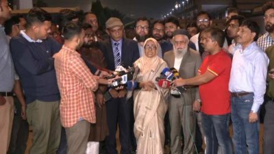 সাংবাদিকদের সঙ্গে কথা বলছেন স্বাস্থ্য উপদেষ্টা নূরজাহান বেগম
