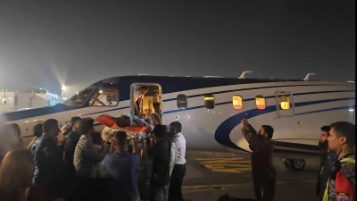 বিমানবন্দরে কাজলকে বহনকারী এয়ার অ্যাম্বুলেন্স
