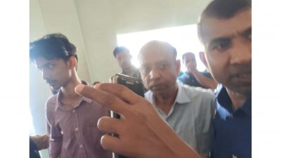 তোফায়েল হোসেন (মাঝে)