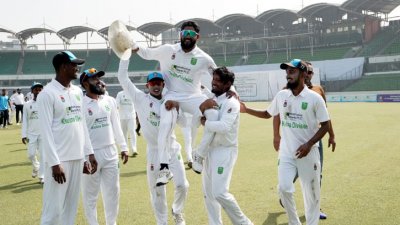সতীর্থরা ইমরুলকে কাঁধে তুলে নেন