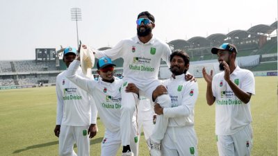 ইমরুলকে কাঁধে তুলে নেন সতীর্থরা