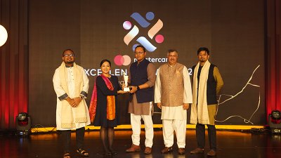 পুরস্কার গ্রহণ করেন মীনা বাজারের চিফ অপারেটিং অফিসার শামীম আহমেদ জাইগিরদার