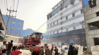 আগুন নিয়ন্ত্রণে কাজ করে ফায়ার সার্ভিস
