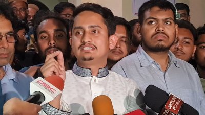টাঙ্গাইলের সন্তোষে মওলানা আব্দুল হামিদ খান ভাসানীর মৃত্যুবার্ষিকীতে শ্রদ্ধা জানাতে এসে সাংবাদিকদের সঙ্গে কথা বলেছেন সারজিস আলম