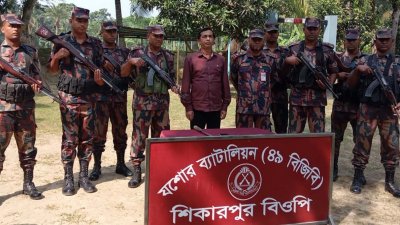 গাজীপুর সিটি করপোরেশনের সাবেক প্যানেল মেয়র আসাদুর রহমান কিরণকে আটক করেছে বিজিবি