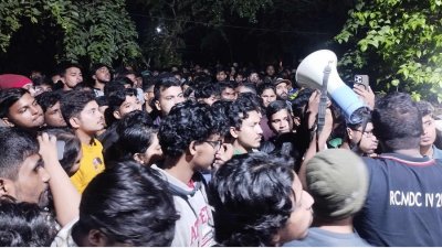 রাতে বিশ্ববিদ্যালয়ের বটতলা থেকে বিক্ষোভ মিছিল শুরু করে শিক্ষার্থীরা