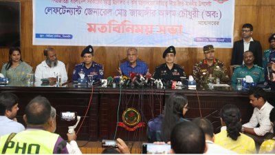 মতবিনিময় সভায় বক্তব্য দিচ্ছেন স্বরাষ্ট্র উপদেষ্টা লেফটেন্যান্ট জেনারেল (অব.) মো. জাহাঙ্গীর আলম চৌধুরী