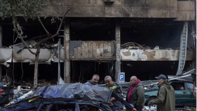 ইসরায়েলি হামলায় বৈরুতের মার ইলিয়াস সড়কে ক্ষতিগ্রস্ত গাড়ি দেখছে স্থানীয়রা। ছবি: রয়টার্স।