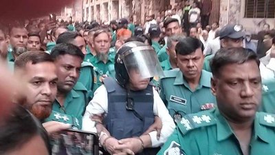 আদালত প্রাঙ্গণে সাবেক মন্ত্রী কামরুল ইসলাম (ফাইল ছবি)