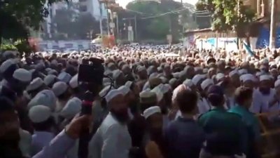 মসজিদের সামনে সড়কে অবস্থান নিয়েছেন সাদপন্থী মুসল্লিরা (ছবি: সংগৃহীত)