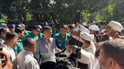 প্রধান উপদেষ্টার প্রেস সচিব শফিকুল আলমের হাতে স্মারকলিপি তুলে দিচ্ছেন সাদপন্থী আলেমরা  (ছবি: ফোকাস বাংলা)