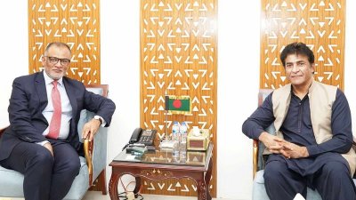 বাণিজ্য উপদেষ্টা শেখ বশিরউদ্দীনের সঙ্গে সাক্ষাৎ করেন পাকিস্তানের হাইকমিশনার সৈয়দ আহমদ মারুফ