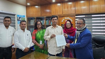 ধন্যবাদ পত্র নিচ্ছেন হেদায়েৎ হোসেন