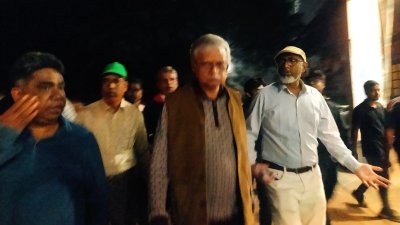 উপাচার্য এসে শিক্ষার্থীদের হলে বুঝিয়ে হলে ফেরান