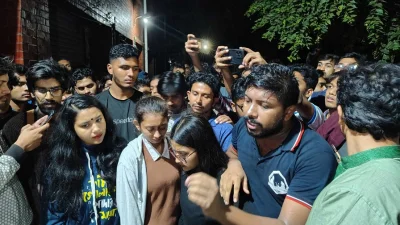 ক্যাম্পাসে রিকশার ধাক্কায় শিক্ষার্থী নিহতের ঘটনায় বিক্ষোভ করে সাধারণ ছাত্র-ছাত্রীরা
