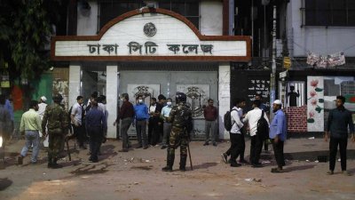 ঢাকা সিটি কলেজ কর্তৃপক্ষ প্রতিষ্ঠানটির শিক্ষা কার্যক্রম বৃহস্পতিবার বন্ধ রাখার ঘোষণা দিয়েছে। ছবি: সাজ্জাদ হোসেন