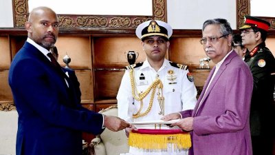 নবনিযুক্ত কানাডার হাইকমিশনার অজিত সিং রাষ্ট্রপতির কাছে তার পরিচয়পত্র পেশ করেন