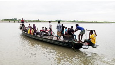 নয়টি চরের বিপুলসংখ্যক বাসিন্দা জীবনের ঝুঁকি নিয়ে নৌকায় পারাপার হচ্ছেন