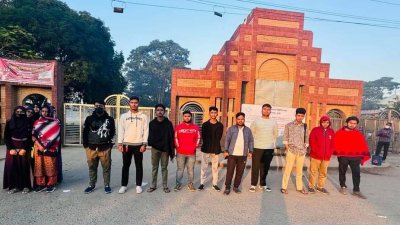 বিশ্ববিদ্যালয়ের প্রধান ফটকের সামনে অবস্থান নিয়েছেন শিক্ষার্থীরা
