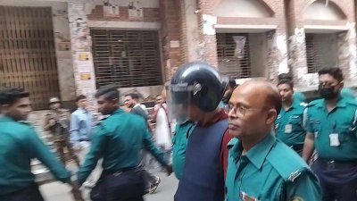 আদালত চত্বরে সাবেক এমপি আব্দুল্লাহ আল জ্যাকব (ছবি: বাংলা ট্রিবিউন)