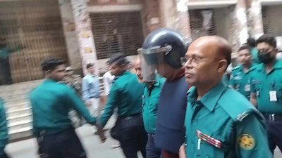 আদালত চত্বরে সাবেক এমপি আব্দুল্লাহ আল জ্যাকব